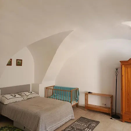 Historic Flat & Private Courtyard Apartment Bruckneudorf