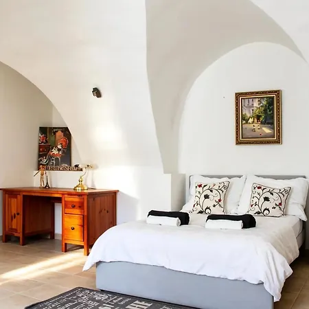Historic Flat & Private Courtyard Apartment