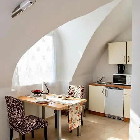 Historic Flat & Private Courtyard *