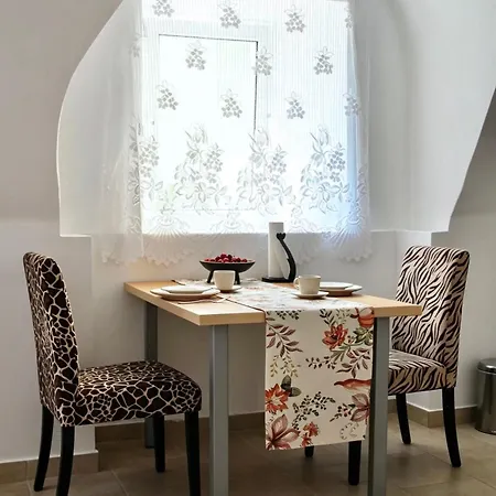 Historic Flat & Private Courtyard Apartment *