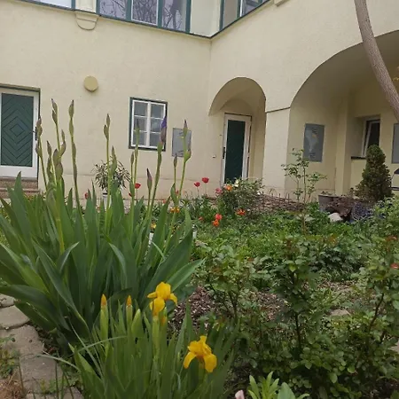 Historic Flat & Private Courtyard Bruck an der Leitha